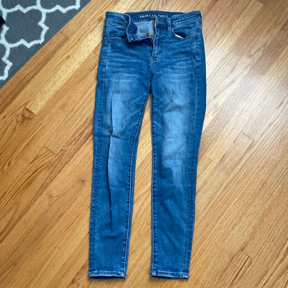 American eagle outfitters light wash skinny jeans. Size 6 short length